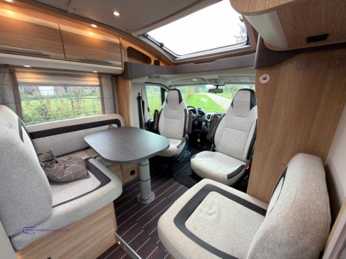 Knaus Sky TI 700 MX Queensbett Niveauregulierung Foto: 4