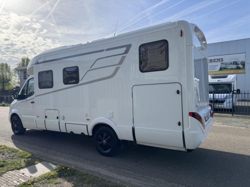 Hymer B-MC T 680 single beds pop-top roof photo: 4