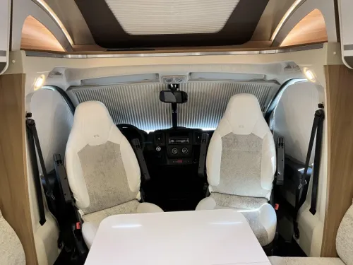 Adria Matrix 670 DL Face to face seating / Level photo: 6