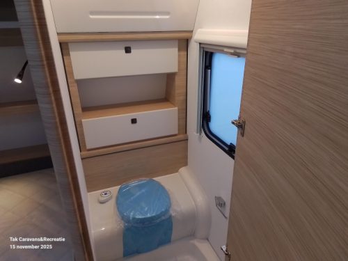 Fendt Apero 465 SFB central kitchen and French bed photo: 13