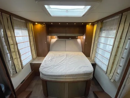 B&uuml;rstner Ixeo Plus 726 IT Queen bed Pop-top roof Air conditioning photo: 15
