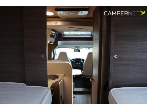 Mc Louis MC4 865 140pk Automaat | Levelsysteem | 5 Zitplaatsen | Dak airco | Hefbed | Luifel | Construct slot | Zonnepaneel | Fietsendrag foto: 23
