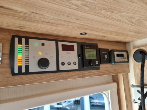Bavaria Pilote P740 Class | Distr.new | Elec. Queensbed | Solar panels | Air suspension | Very neat condition! photo: 12