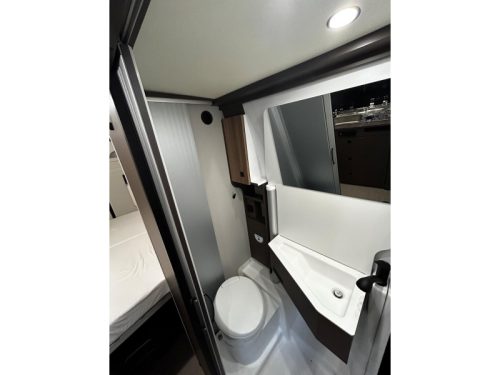 B&uuml;rstner B66 600 C Autocaravana con techo elevable, Autom&aacute;tico, 5 plazas foto: 16