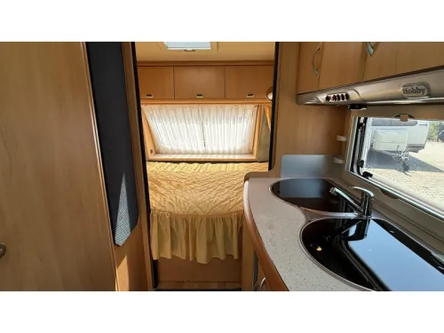 Hobby De luxe Easy 450 UF transverse bed round seating toilet photo: 10