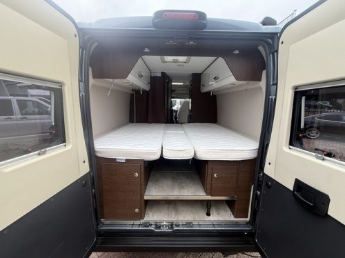 Karmann davis 620 9 speed automatic van conversion 141 hp euro 6 single beds awning flyscreen door swivelling bike rack solar panel photo: 6