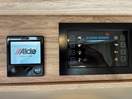 Eura Mobil Integra Line 720 EF Upper cabinets iplv drop-down bed photo: 13