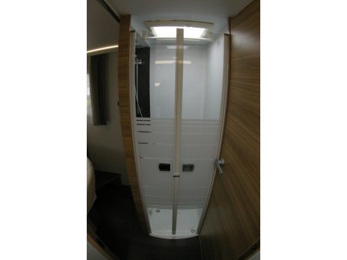 Adria Sonic Axess 700 SC Queensbed, Hubdach, Garage Foto: 13