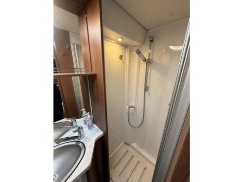 LMC H747 Single beds and a pop-top roof, bearlock, camera photo: 11