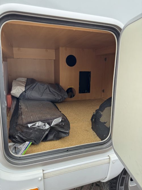 Dethleffs Globebus 1 110 HP, Transverse bed, half-dinette, swivel seats, Engine air conditioning, neat camper, length 6.00 Year 2006 Camper centrum on the road Marum photo: 23