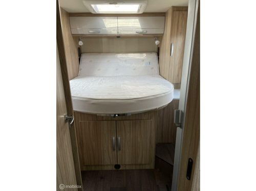 Hymer Tramp 698 Semi-integrated with Pop-top roof AND Queen bed 2X Air conditioning, Solar very few km's! photo: 8