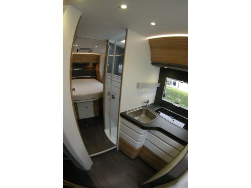 Adria Sonic Axess 700 SC Queensbed, Hubdach, Garage Foto: 11