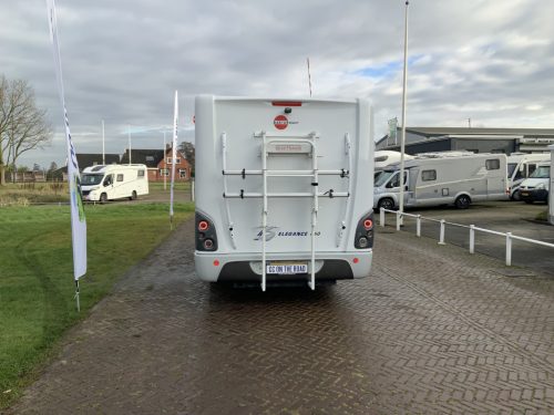 B&uuml;rstner El&eacute;gance 660 Integral, French bed & pull-down bed, Swivel seats, Hydraulic leveling jacks, Year 2004 Camper Centrum On the Road at Noorderringweg 4 in Marum. photo: 28