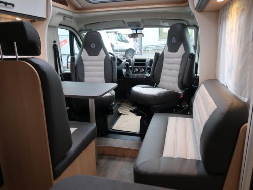 Sunlight V67S Adventure TALL FRIDGE/ 2X1 BED!! photo: 3
