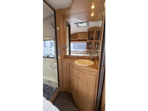 Knaus Sudwind 450 TF French bed round seating toilet photo: 8