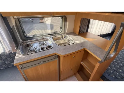 Eifelland Holiday 465 TF French bed dinette toilet photo: 4