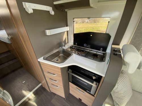 Adria Matrix Plus 670 DL SINGLE BEDS+LIFT BED photo: 4