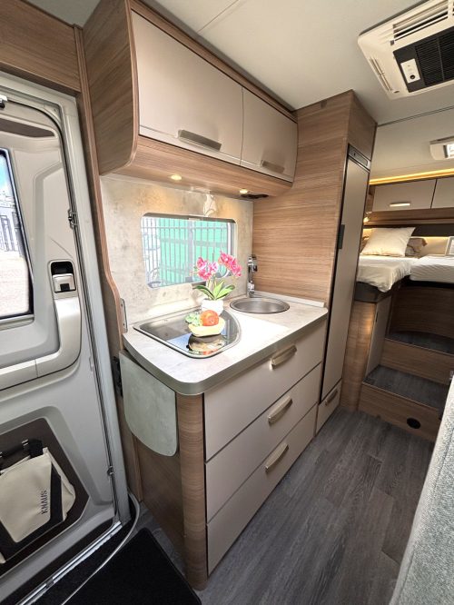 Knaus Live I 650 MEG 9TR AUTOMAAT ENKELE BEDDEN HEFBED 160PK Foto: 7