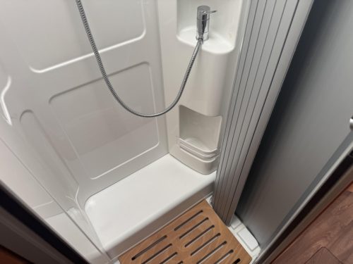 Hymer T 704 SL single beds levelling system photo: 23