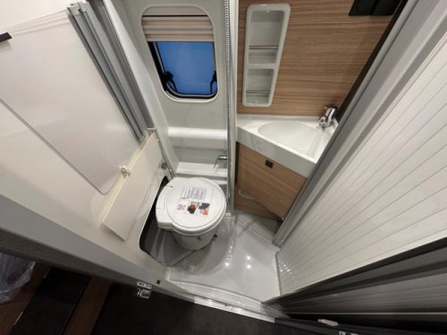 Malibu Van Comfort 640 LE Charming GT Skyview photo: 8