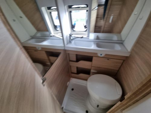 Knaus BoxStar Lifetime 600 ME Camper van Cama transversal foto: 12