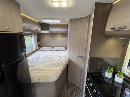 Adria Matrix Supreme M 657SF 150 hp Euro5 Renault Master **Excellent condition/4 seats/6 berths/Spacious round seating/Alde/Solar panels photo: 16