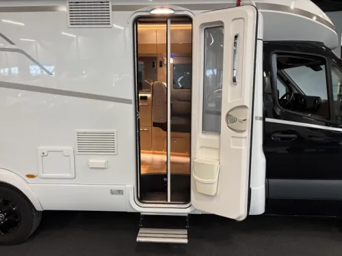 Hymer BMC-T 690 automatic / queen bed  photo: 17