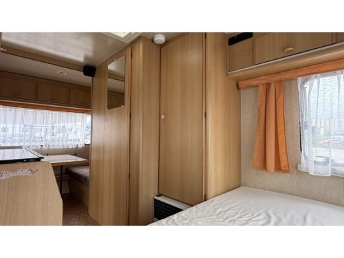 Adria Optima 425 TK fixed bed seating toilet room photo: 4