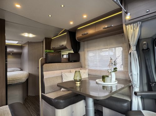 Adria Matrix Supreme M 657SF 150 hp Euro5 Renault Master **Excellent condition/4 seats/6 berths/Spacious round seating/Alde/Solar panels photo: 8
