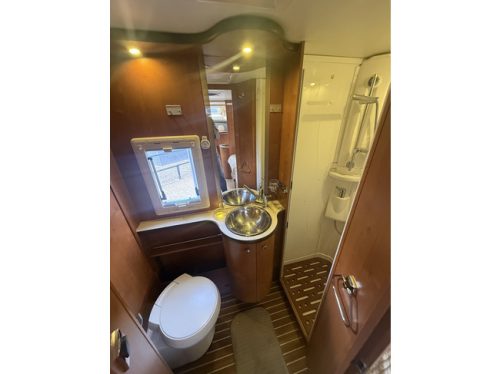 RAPIDO Le Randonneur 7065+F single beds 4 berths air conditioning solar panel maxxvan electric satellite dish tv remis plisse leather bearlock photo: 17
