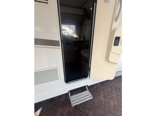 Hymer carado T 447 automatique lits jumeaux auvent climatisation de toit panneau solaire antenne parabolique &eacute;lectrique TV cam&eacute;ra porte-v&eacute;los grand garage r&eacute;frig&eacute;rateur XXL photo: 4