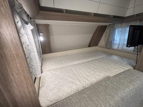 Hobby On Tour 470 KMF with awning and bunk bed  photo: 16