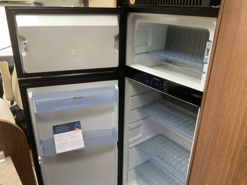 B&uuml;rstner Aviano 727 2.3 AUTOMATIC 150 HP integral, Engine air conditioning, Queen bed, ground floor, side seating group Year 2012 Camper centrum on the road photo: 21