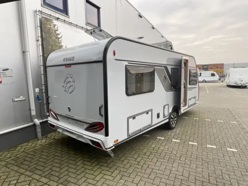 Knaus Sudwind Black Selection 540 UE ENKELE BEDDEN-XL KOELKAST Foto: 2