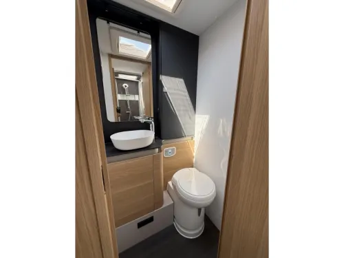 Adria Coral Plus 670 DL Face To Face  photo: 20