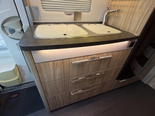 Hymer Exsis-T 588 LENGTH BEDS-AIR SUSPENSION photo: 8