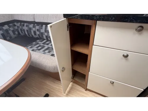 LMC Musica 470 D French bed dinette toilet photo: 6