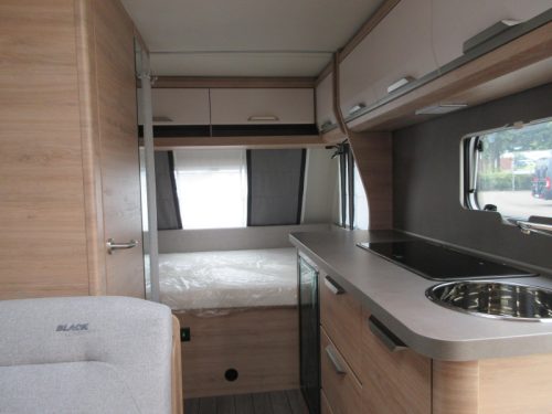 Knaus Sudwind Black Selection 420 QD COMPACT AND LARGE KITCHEN! photo: 2