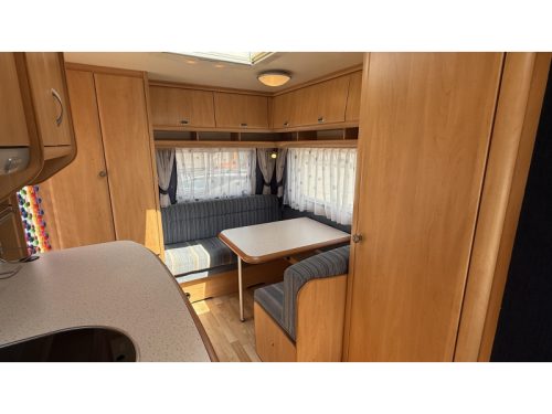 Hobby De luxe Easy 440 SF Querbett Sitztoilette Foto: 1