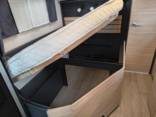 Hobby Optima De Luxe 70 F -Automaat-badkamer achter  foto: 11