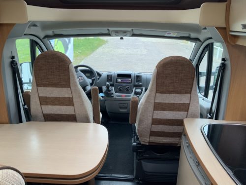 B&uuml;rstner Nexxo 569 Semi-integrated, Train seat, French bed, two swivel chairs, small camper, Year 2010 Camper centrum on the road photo: 11