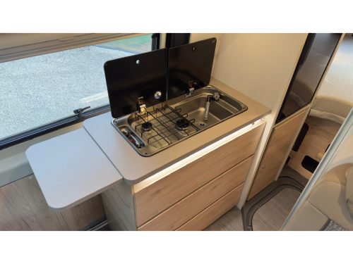 Dethleffs Globetrail Advantage 600 DR transverse bed pop-top roof upper bed photo: 10