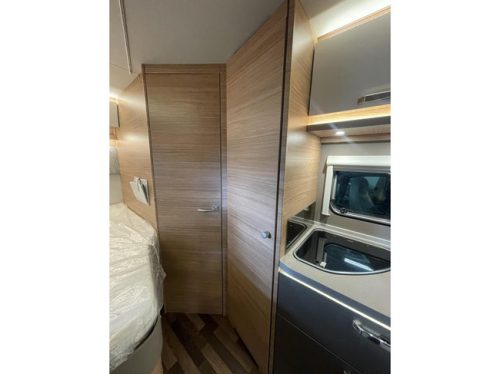 Weinsberg CaraSuite 650 MF 5 Gurte, mit Hubbett Foto: 6