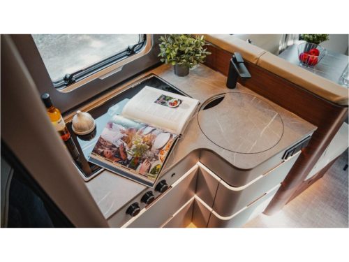 Hymer B-MC I 680 OVERHEAD CABINETS INSTEAD OF PULL-DOWN BED! photo: 17