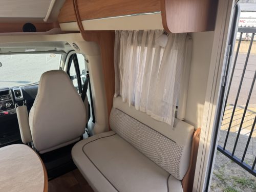 Hymer T 704 SL single beds levelling system photo: 24
