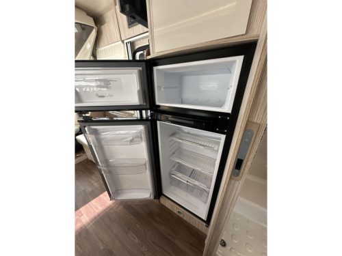 Elnagh Magnum 582 140HP Queensbed Roof Air Conditioner photo: 17