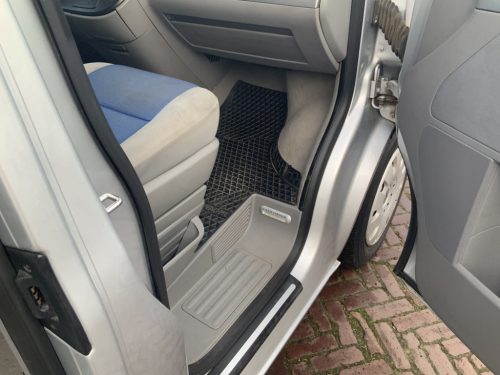 VW Westfalia California 2.5 TDi 130 HP, 5 Seats, 4 Berths, Elektr. pop-top roof / side door, Year of manufacture 2006 Motorhome Centre On the Road at the Noorderringweg 4 in Marum. photo: 10