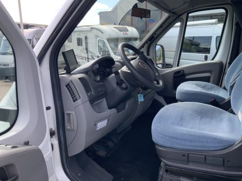 Adria Compact 2.3 MultiJ. 130 PS, Teilintegriert, franz&ouml;sisches Bett hinten, Motorklimaanlage, Anh&auml;ngerkupplung, kleiner Camper, Bj. 2009 Camp centrum on the road Marum Foto: 14