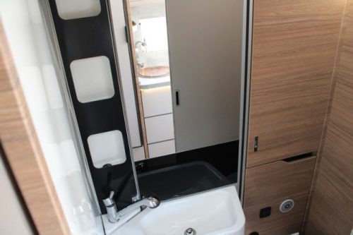 Junger Knaus VanSation 650 Peugeot 2.2 l/ 165 PS mit nur 7.873 km Einzelbetten (45 Foto: 49