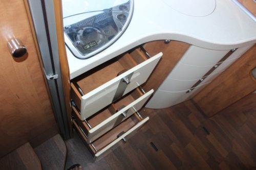 Carthago 4.2 Vollintegriert 2.3 M-jet 148 PS, Alko Fahrgestell light, Motor-Klimaanlage, Hubbett & Querbett, Garage, Drehst&uuml;hle vorne, L-Sitz, Seitensitz, etc. Marum (Groningen) Foto: 10